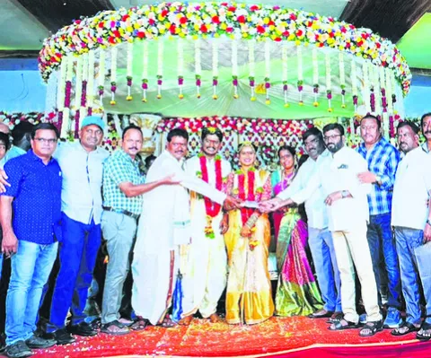 అండగా