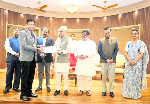 కలెక్టర్‌కు మరో అవార్డు