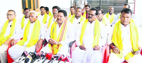 ఆదివాసీ దినోత్సవాన్ని ఘనంగా నిర్వహించాలి