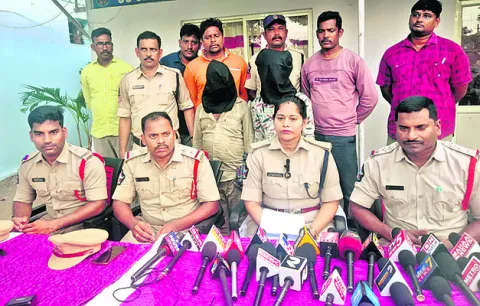 క్లీనర్‌పై దాడి కేసులో ఇద్దరు నిందితుల అరెస్టు 