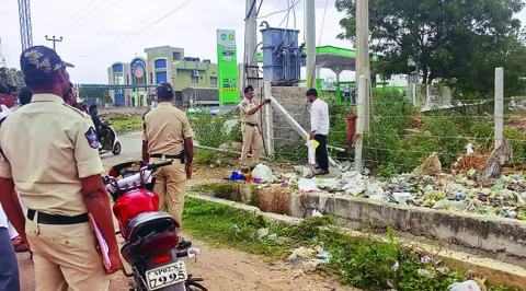 ప్రైవేట్‌ భూమిపై వాలిన ‘పచ్చ’ గద్దలు 