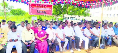 రోడ్డెక్కిన ఉపాధ్యాయులు 