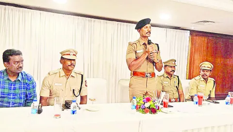 లాడ్జీలకు పార్కింగ్‌ వసతి తప్పనిసరి