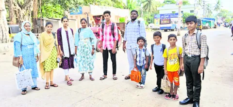 దేవరాపల్లిలో ఆర్టీసీ ప్రయాణికుల నిరసన 