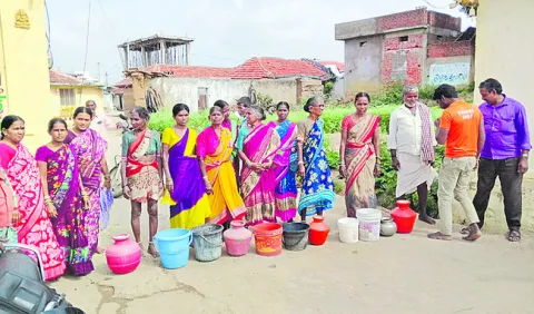 ఖాళీ బిందెలతో.. మహిళల నిరసన 
