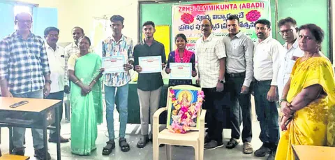    విద్యార్థులను ప్రోత్సహిస్తూ..
