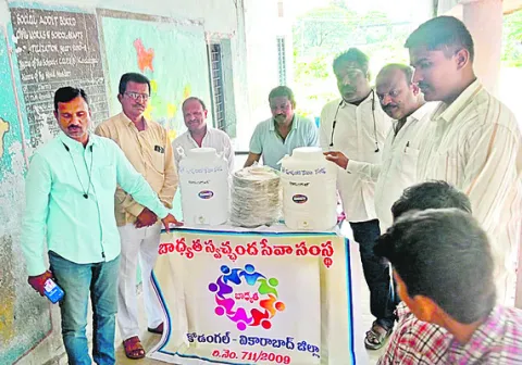       బాల్య మిత్రులు.. ‘బాధ్యత’గా.. 
