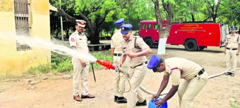 ఫైర్‌ స్టేషన్లు పటిష్టం చేస్తాం 
