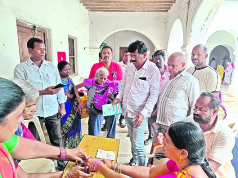 వృద్ధులకు పింఛను కష్టాలు 
