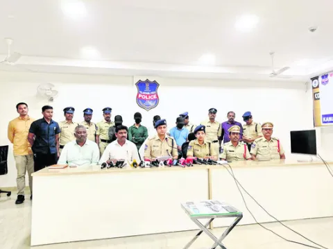 స్నేహం పేరిట దోపిడీలు.. 