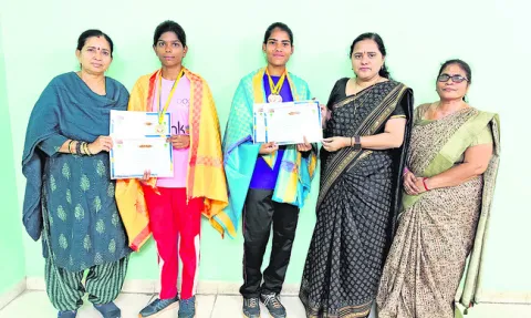 సంక్షేమ విద్యార్థినులకు  బంగారు పతకాలు 