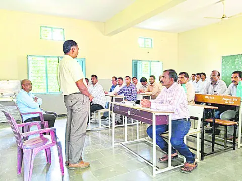 విద్యార్థులను ఉత్తములుగా తీర్చిదిద్దాలి 