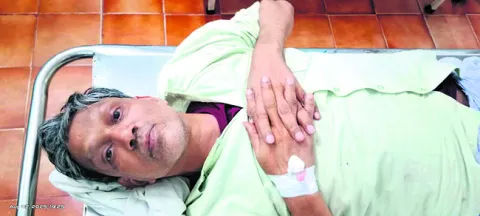 తండ్రీ కొడుకుల గొడవలో చేనేత కార్మికుడికి గాయాలు 