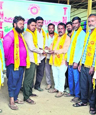 హమాలీ కుటుంబానికి రూ.2లక్షల ఆర్థిక సాయం 