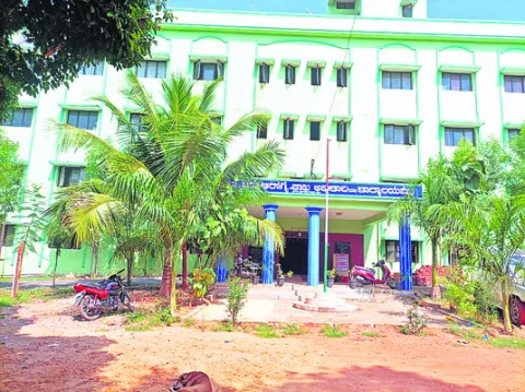 హామీలతో మోసం.. టార్గెట్లతో భారం 
