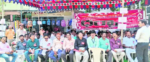 విద్యారంగాన్ని గాలికొదిలేసిన ప్రభుత్వం 