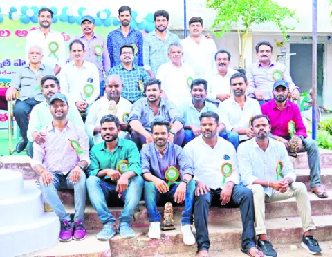 స్నేహితులకు అండగా.. 