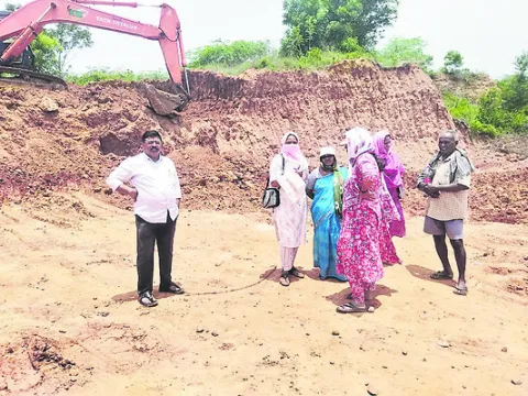 తవ్వకాలను అడ్డుకున్న 
