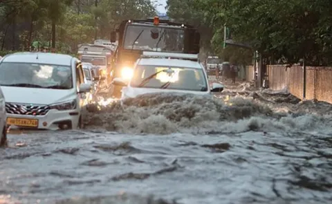 Delhi Wakes up to Waterlogged Roads After Overnight-rain
