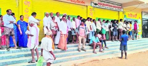 యూరియా కోసం పడిగాపులు 