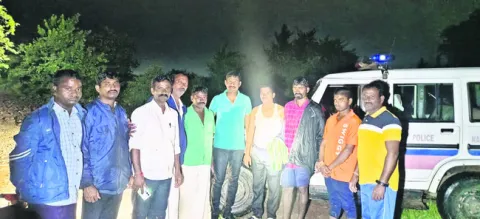 నల్లమలలో దారితప్పిన ఇద్దరు వ్యక్తులు