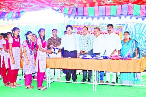 పాఠశాలల అభివృద్ధికి చేయూతనివ్వాలి