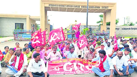 పనిభారం తగ్గించాలని వీవోఏల ధర్నా
