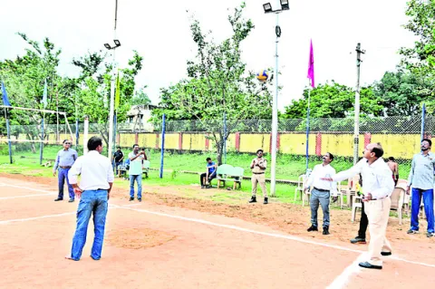 క్రీడలను భాగస్వామ్యం చేసుకోవాలి