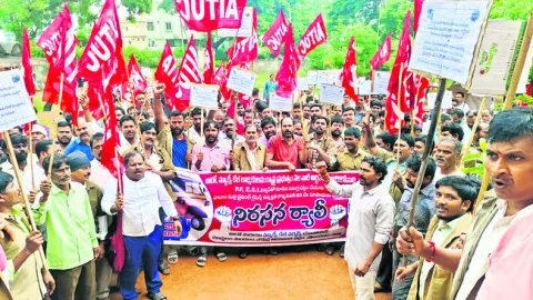 ఆటో, మ్యాక్సీ డ్రైవర్లను ఆదుకోవాలి 