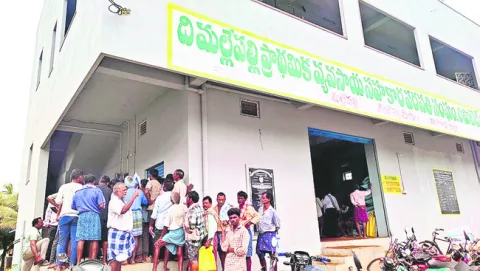 యూరియా కోసం పడిగాపులు