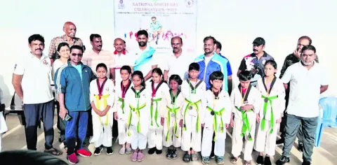 చదువుతో పాటు క్రీడల్లోనూ రాణించాలి