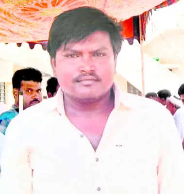 రోడ్డుప్రమాదంలో యువకుడి దుర్మరణం 