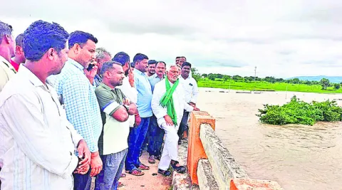 గోదావరి ఉధృతిని పరిశీలించిన మాజీ మంత్రి జీవన్‌రెడ్డి 
