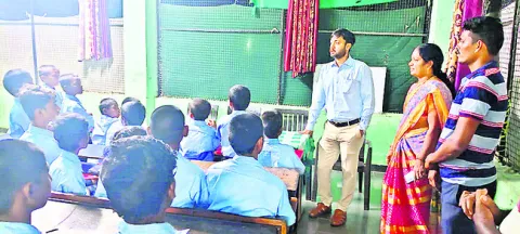వృత్తి విద్యాకోర్సుల్లో శిక్షణ ఇవ్వాలి 