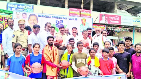 చదువుతోపాటు క్రీడల్లోనూ రాణించాలి