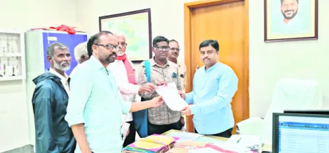 స్థానికులకే ఉద్యోగావకాశాలు కల్పించాలి 
