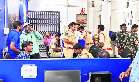 గోల్డ్‌లోన్‌ ఫైనాన్స్‌ల్లో పోలీసుల సోదాలు 