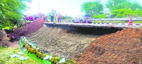 వంతెన చిన్నది.. వాగు పెద్దది