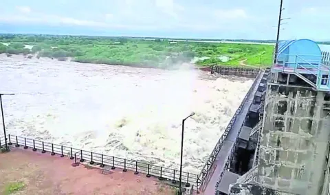 ‘గడ్డెన్నవాగు’కు తగ్గని వరద