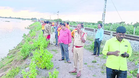 నిలిచిన రైళ్ల రాకపోకలు
