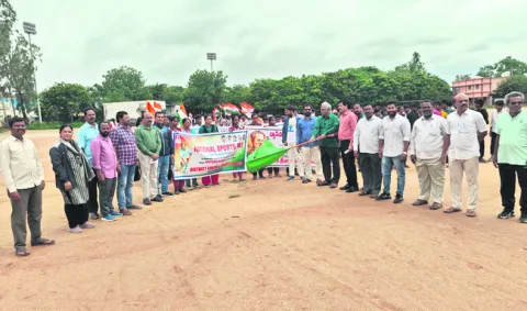 ధ్యాన్‌చంద్‌ను  స్ఫూర్తిగా తీసుకోవాలి 
