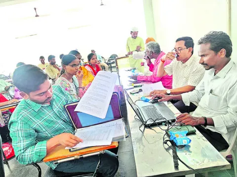 అధికారుల చుట్టూ తిరుగుతూ.. 