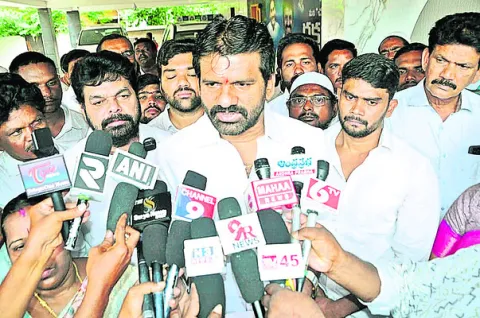 నిరంకుశ పాలనలో ప్రజాస్వామ్యం అపహాస్యం 