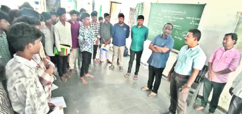 కళాశాలలో ఏసీబీ బృందం తనిఖీలు 