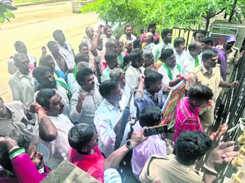 భూమినే నమ్ముకొని బతుకుతున్నాం.. 
