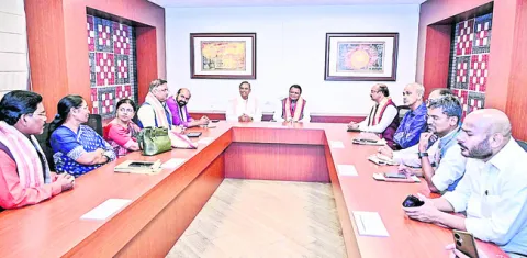 Lok Sabha SC and ST Welfare Committee Chairman Faggan Singh Kulaste and other committee members met with the Chief Minister at the State Guest House.