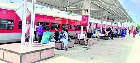 బస్సులు లేవు.. రైళ్లు రావు! 
