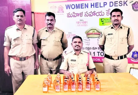 శ్రీశైలంలో మద్యం సీసాలు స్వాధీనం 