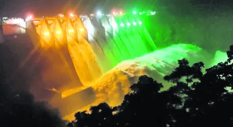 శ్రీశైలానికి స్థిరంగా వరద