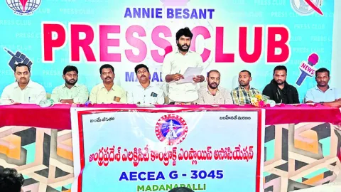 కార్మికులను రెగ్యులరైజ్‌ చేయండి 
